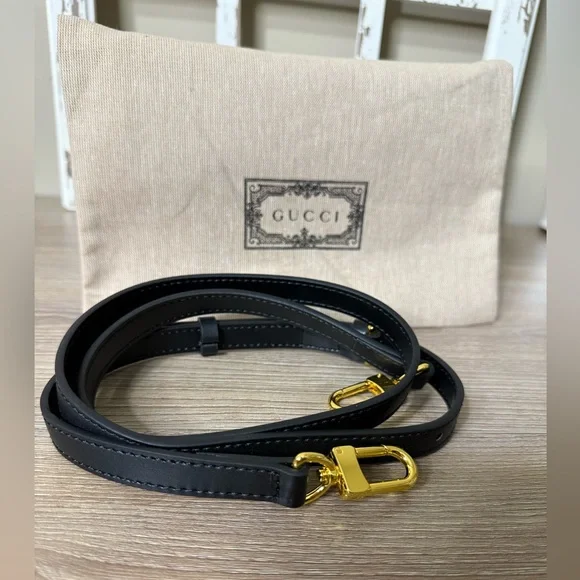 Chain Wallet with Gucci Script with dust cover and box. Like new! Current style! - Picture 10 of 10